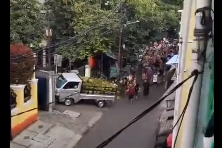 Gas melon langka, puluhan warga mengejar mobil pengangkut tabung gas LPG 3 Kg. (X @MurtadhaOne1)